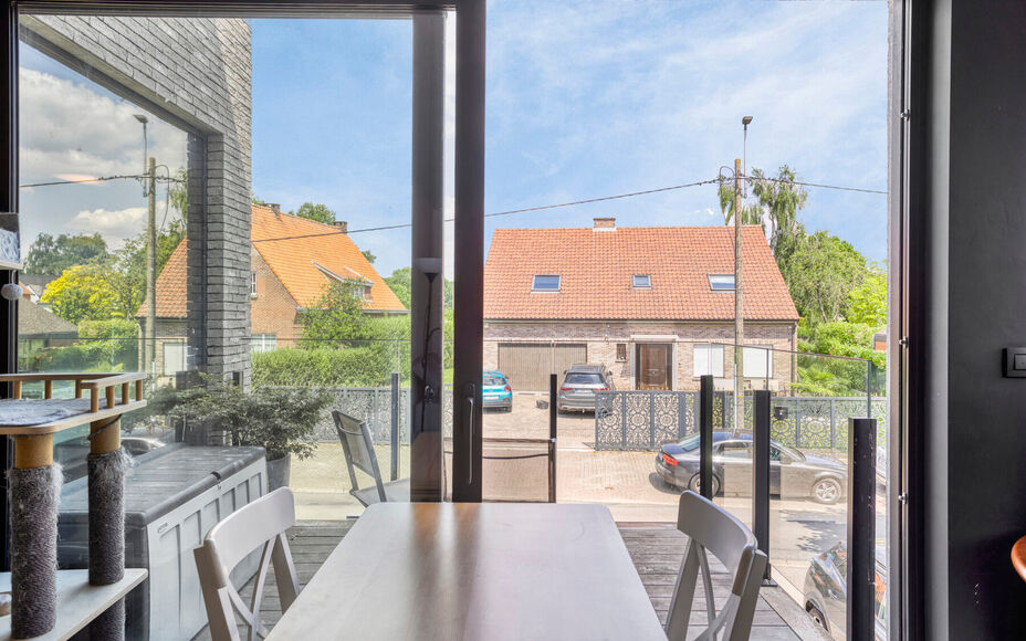 Leemans Immobiliën presenteert u dit zeer recent en instapklare 1-slaapkamerappartement, ideaal gelegen in een rustige en toch bijzonder gunstige buurt in Dilbeek.
Dankzij de centrale ligging bevinden alle belangrijke voorzieningen zich op wandel- en fie