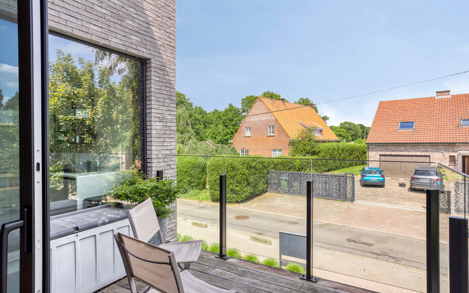 Leemans Immobiliën presenteert u dit zeer recent en instapklare 1-slaapkamerappartement, ideaal gelegen in een rustige en toch bijzonder gunstige buurt in Dilbeek.
Dankzij de centrale ligging bevinden alle belangrijke voorzieningen zich op wandel- en fie