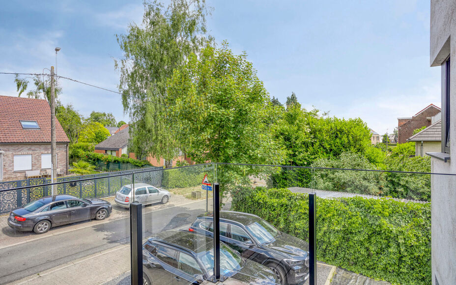 Leemans Immobiliën presenteert u dit zeer recent en instapklare 1-slaapkamerappartement, ideaal gelegen in een rustige en toch bijzonder gunstige buurt in Dilbeek.
Dankzij de centrale ligging bevinden alle belangrijke voorzieningen zich op wandel- en fie