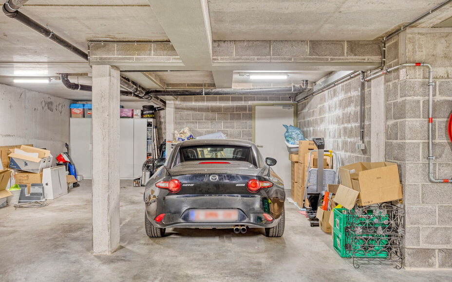 Leemans Immobiliën presenteert u dit zeer recent en instapklare 1-slaapkamerappartement, ideaal gelegen in een rustige en toch bijzonder gunstige buurt in Dilbeek.
Dankzij de centrale ligging bevinden alle belangrijke voorzieningen zich op wandel- en fie