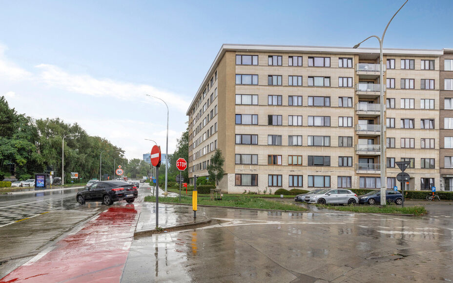 Leemans Immobiliën presenteert u dit appartement op de vijfde verdieping, ideaal gelegen in het hart van Groot-Bijgaarden. Dankzij de centrale ligging bevinden alle voorzieningen zich op wandelafstand: winkels, scholen, sportfaciliteiten, openbaar vervoe