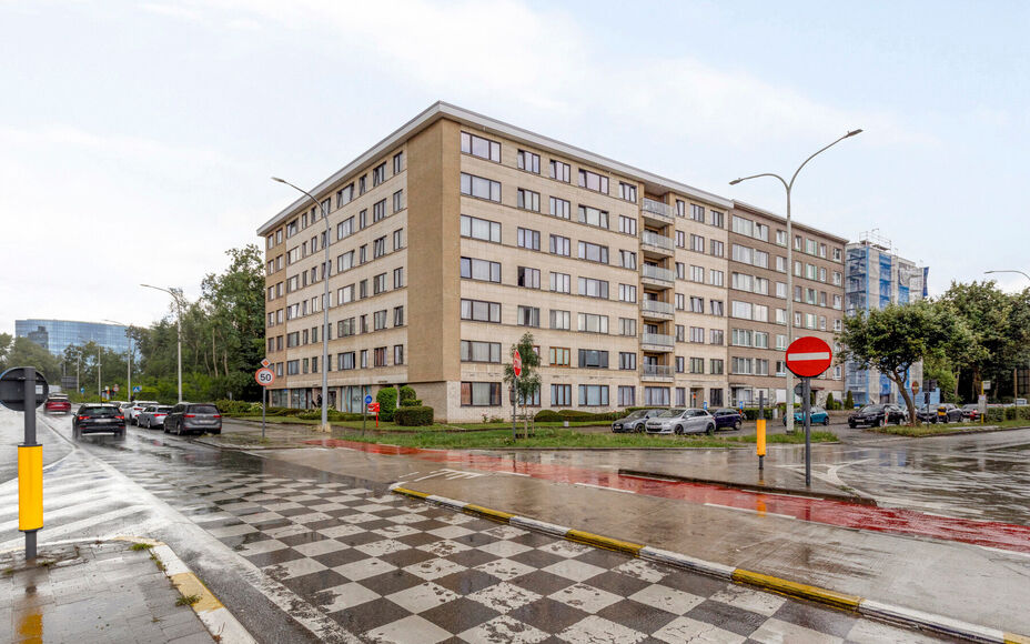Leemans Immobiliën presenteert u dit appartement op de vijfde verdieping, ideaal gelegen in het hart van Groot-Bijgaarden. Dankzij de centrale ligging bevinden alle voorzieningen zich op wandelafstand: winkels, scholen, sportfaciliteiten, openbaar vervoe