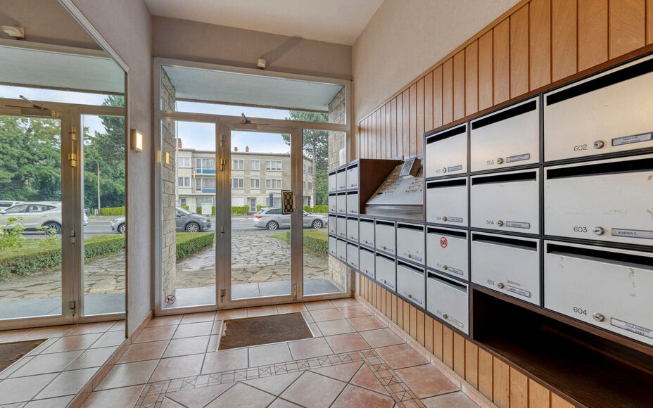 Leemans Immobiliën presenteert u dit appartement op de vijfde verdieping, ideaal gelegen in het hart van Groot-Bijgaarden. Dankzij de centrale ligging bevinden alle voorzieningen zich op wandelafstand: winkels, scholen, sportfaciliteiten, openbaar vervoe