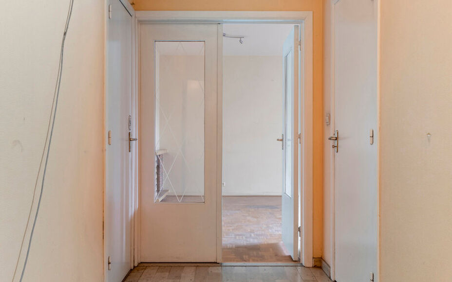 Leemans Immobiliën presenteert u dit appartement op de vijfde verdieping, ideaal gelegen in het hart van Groot-Bijgaarden. Dankzij de centrale ligging bevinden alle voorzieningen zich op wandelafstand: winkels, scholen, sportfaciliteiten, openbaar vervoe