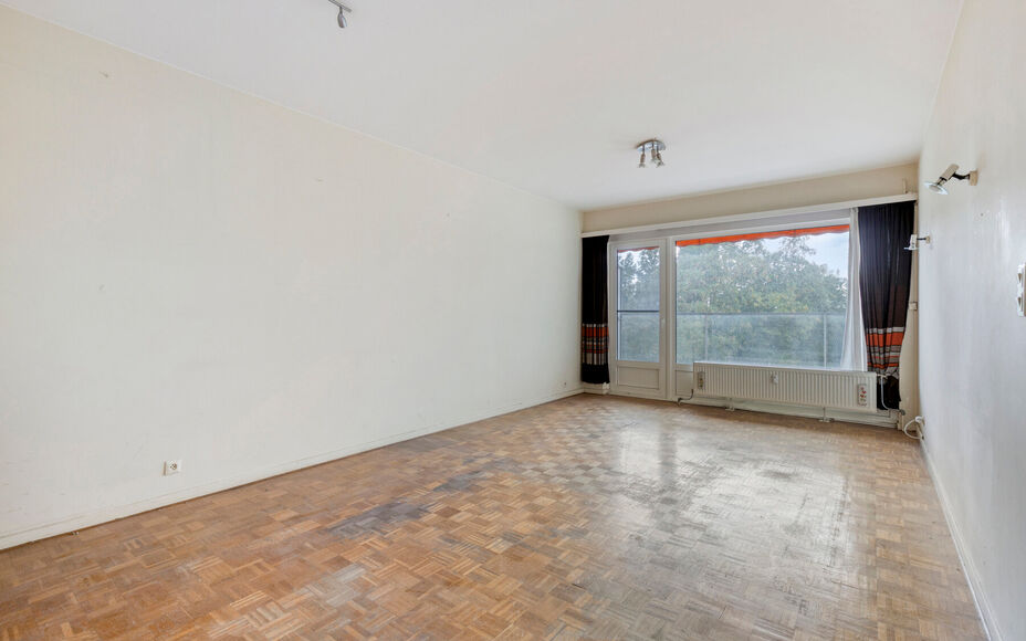 Leemans Immobiliën presenteert u dit appartement op de vijfde verdieping, ideaal gelegen in het hart van Groot-Bijgaarden. Dankzij de centrale ligging bevinden alle voorzieningen zich op wandelafstand: winkels, scholen, sportfaciliteiten, openbaar vervoe