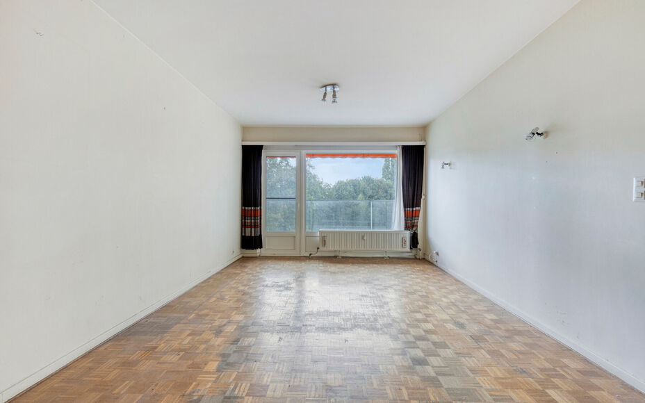 Leemans Immobiliën presenteert u dit appartement op de vijfde verdieping, ideaal gelegen in het hart van Groot-Bijgaarden. Dankzij de centrale ligging bevinden alle voorzieningen zich op wandelafstand: winkels, scholen, sportfaciliteiten, openbaar vervoe
