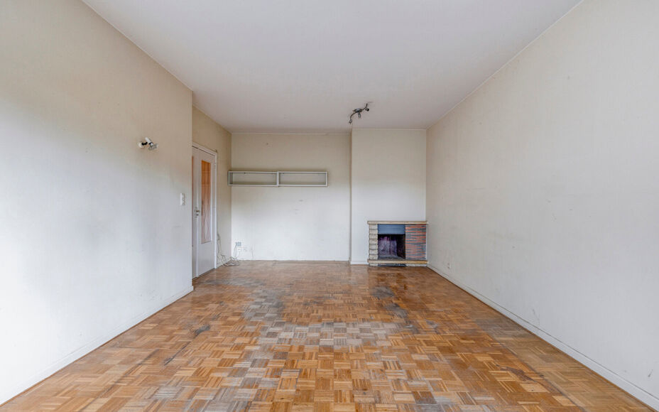 Leemans Immobiliën presenteert u dit appartement op de vijfde verdieping, ideaal gelegen in het hart van Groot-Bijgaarden. Dankzij de centrale ligging bevinden alle voorzieningen zich op wandelafstand: winkels, scholen, sportfaciliteiten, openbaar vervoe