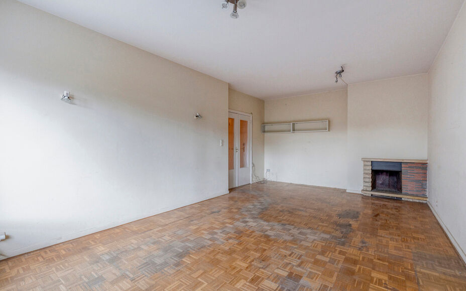 Leemans Immobiliën presenteert u dit appartement op de vijfde verdieping, ideaal gelegen in het hart van Groot-Bijgaarden. Dankzij de centrale ligging bevinden alle voorzieningen zich op wandelafstand: winkels, scholen, sportfaciliteiten, openbaar vervoe