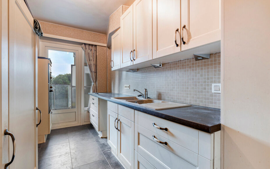 Leemans Immobiliën presenteert u dit appartement op de vijfde verdieping, ideaal gelegen in het hart van Groot-Bijgaarden. Dankzij de centrale ligging bevinden alle voorzieningen zich op wandelafstand: winkels, scholen, sportfaciliteiten, openbaar vervoe