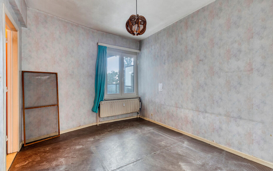 Leemans Immobiliën presenteert u dit appartement op de vijfde verdieping, ideaal gelegen in het hart van Groot-Bijgaarden. Dankzij de centrale ligging bevinden alle voorzieningen zich op wandelafstand: winkels, scholen, sportfaciliteiten, openbaar vervoe