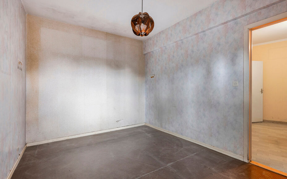 Leemans Immobiliën presenteert u dit appartement op de vijfde verdieping, ideaal gelegen in het hart van Groot-Bijgaarden. Dankzij de centrale ligging bevinden alle voorzieningen zich op wandelafstand: winkels, scholen, sportfaciliteiten, openbaar vervoe