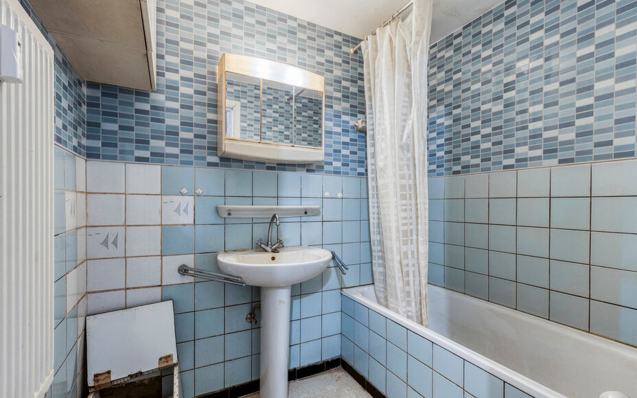 Leemans Immobiliën presenteert u dit appartement op de vijfde verdieping, ideaal gelegen in het hart van Groot-Bijgaarden. Dankzij de centrale ligging bevinden alle voorzieningen zich op wandelafstand: winkels, scholen, sportfaciliteiten, openbaar vervoe