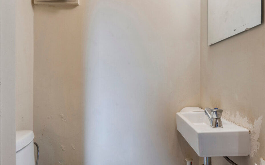 Leemans Immobiliën presenteert u dit appartement op de vijfde verdieping, ideaal gelegen in het hart van Groot-Bijgaarden. Dankzij de centrale ligging bevinden alle voorzieningen zich op wandelafstand: winkels, scholen, sportfaciliteiten, openbaar vervoe