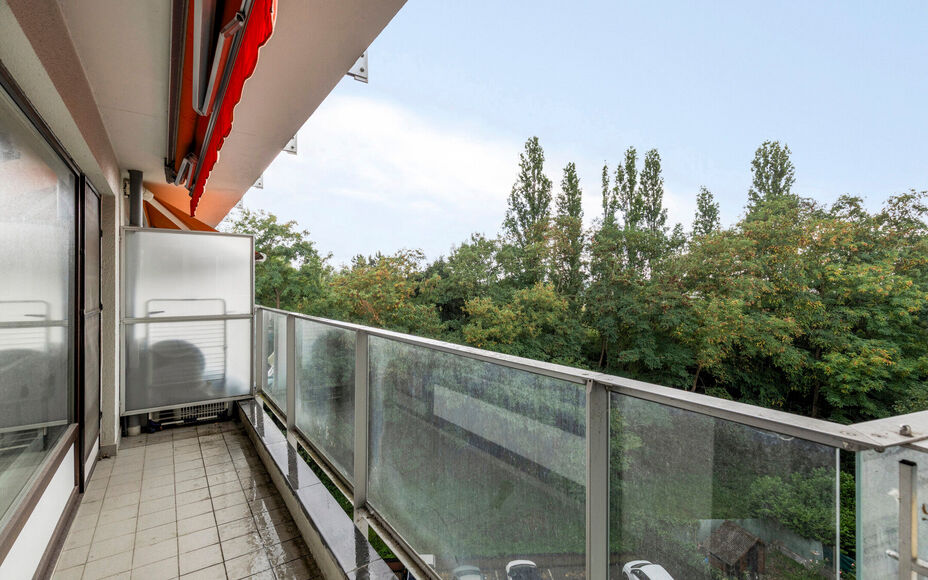 Leemans Immobiliën presenteert u dit appartement op de vijfde verdieping, ideaal gelegen in het hart van Groot-Bijgaarden. Dankzij de centrale ligging bevinden alle voorzieningen zich op wandelafstand: winkels, scholen, sportfaciliteiten, openbaar vervoe