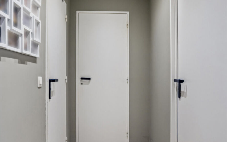 Leemans Immobiliën biedt u  dit volledig vernieuwde en instapklare appartement aan, gelegen op de vierde verdieping in het hart van Ganshoren! Dankzij de centrale ligging bevinden alle nodige faciliteiten zich op wandelafstand: winkels, scholen, openbaar