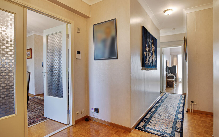 LEEMANS Immobiliën biedt u dit zeer goed onderhouden en instapklaar appartement op de zevende verdieping van een residentieel gebouw. Het appartement beschikt maar liefst over ruim 4 slaapkamers en 2 aparte badkamers (apart bad & douche aanwezig)! 

De t