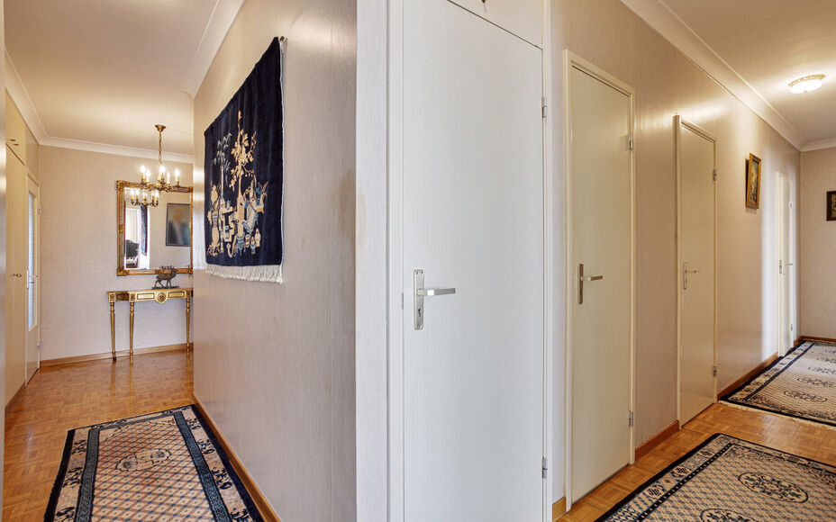 LEEMANS Immobiliën biedt u dit zeer goed onderhouden en instapklaar appartement op de zevende verdieping van een residentieel gebouw. Het appartement beschikt maar liefst over ruim 4 slaapkamers en 2 aparte badkamers (apart bad & douche aanwezig)! 

De t