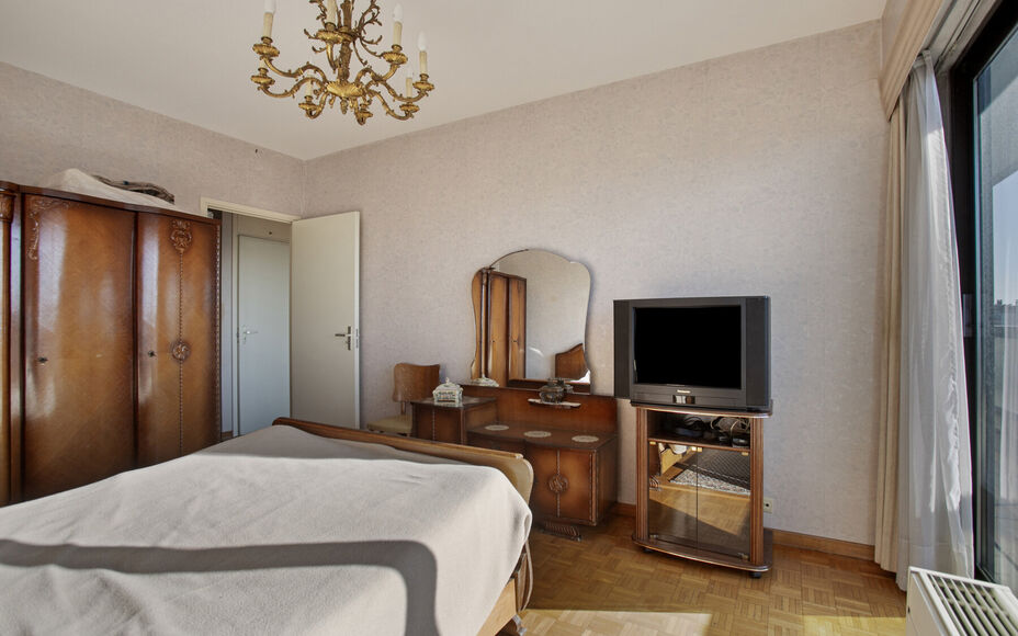 LEEMANS Immobiliën biedt u dit zeer goed onderhouden en instapklaar appartement op de zevende verdieping van een residentieel gebouw. Het appartement beschikt maar liefst over ruim 4 slaapkamers en 2 aparte badkamers (apart bad & douche aanwezig)! 

De t