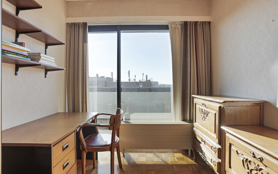 LEEMANS Immobiliën biedt u dit zeer goed onderhouden en instapklaar appartement op de zevende verdieping van een residentieel gebouw. Het appartement beschikt maar liefst over ruim 4 slaapkamers en 2 aparte badkamers (apart bad & douche aanwezig)! 

De t
