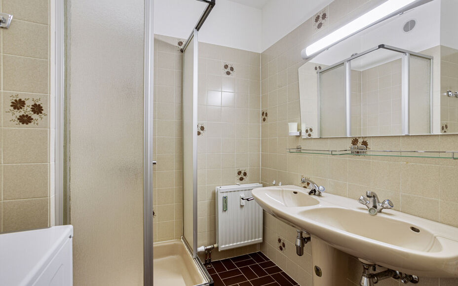 LEEMANS Immobiliën biedt u dit zeer goed onderhouden en instapklaar appartement op de zevende verdieping van een residentieel gebouw. Het appartement beschikt maar liefst over ruim 4 slaapkamers en 2 aparte badkamers (apart bad & douche aanwezig)! 

De t
