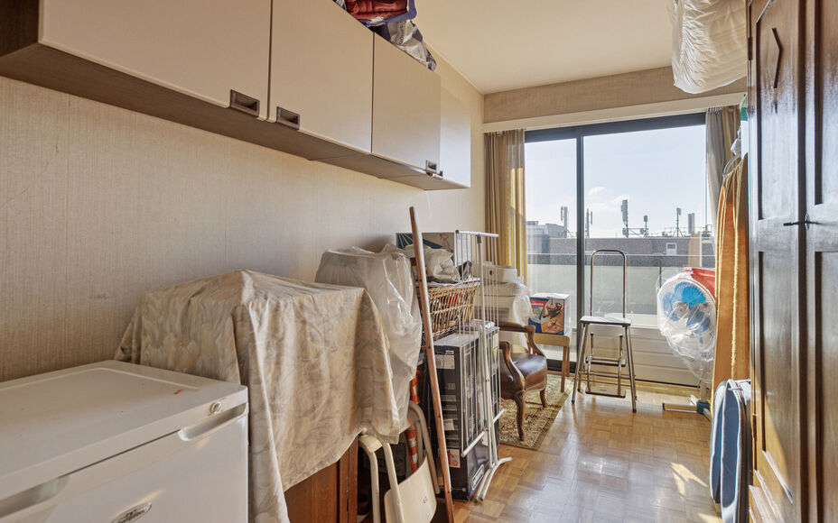 LEEMANS Immobiliën biedt u dit zeer goed onderhouden en instapklaar appartement op de zevende verdieping van een residentieel gebouw. Het appartement beschikt maar liefst over ruim 4 slaapkamers en 2 aparte badkamers (apart bad & douche aanwezig)! 

De t