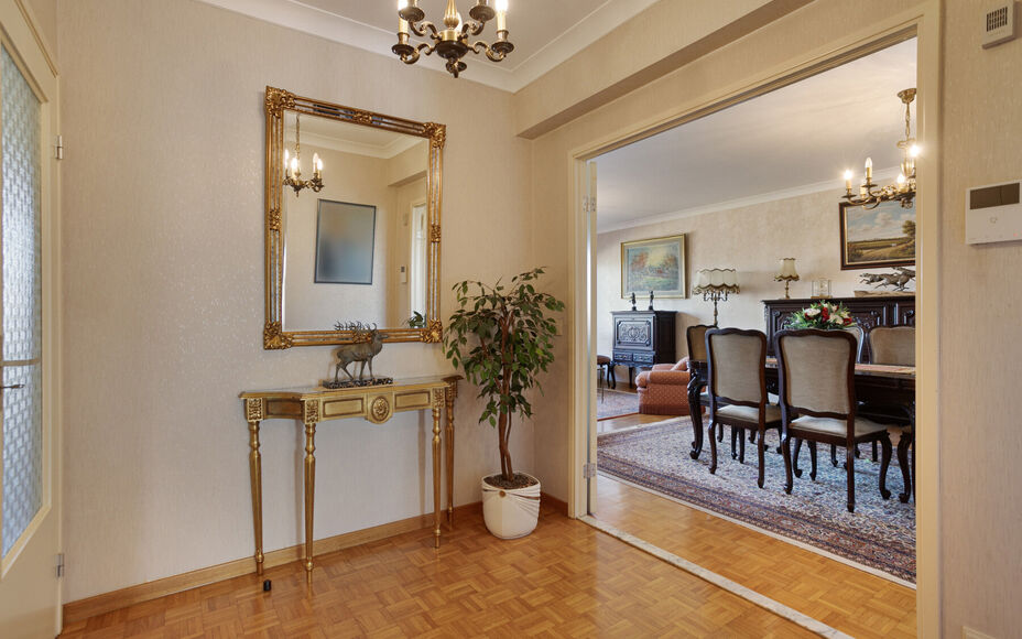 LEEMANS Immobiliën biedt u dit zeer goed onderhouden en instapklaar appartement op de zevende verdieping van een residentieel gebouw. Het appartement beschikt maar liefst over ruim 4 slaapkamers en 2 aparte badkamers (apart bad & douche aanwezig)! 

De t