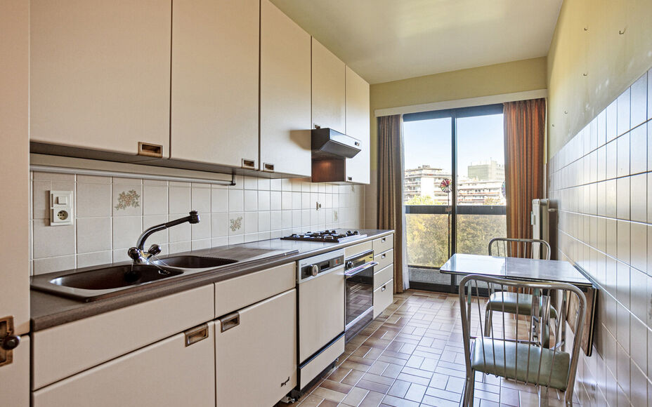 LEEMANS Immobiliën biedt u dit zeer goed onderhouden en instapklaar appartement op de zevende verdieping van een residentieel gebouw. Het appartement beschikt maar liefst over ruim 4 slaapkamers en 2 aparte badkamers (apart bad & douche aanwezig)! 

De t