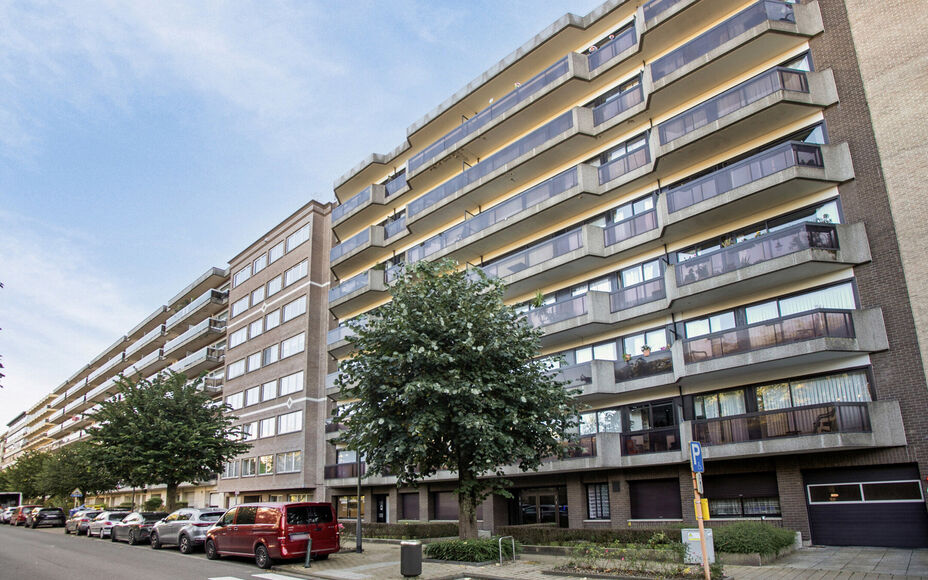 LEEMANS Immobiliën biedt u dit zeer goed onderhouden en instapklaar appartement op de zevende verdieping van een residentieel gebouw. Het appartement beschikt maar liefst over ruim 4 slaapkamers en 2 aparte badkamers (apart bad & douche aanwezig)! 

De t