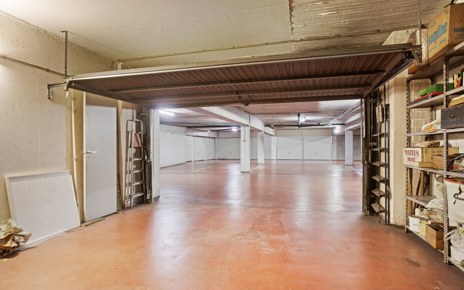 LEEMANS Immobiliën biedt u dit zeer goed onderhouden en instapklaar appartement op de zevende verdieping van een residentieel gebouw. Het appartement beschikt maar liefst over ruim 4 slaapkamers en 2 aparte badkamers (apart bad & douche aanwezig)! 

De t