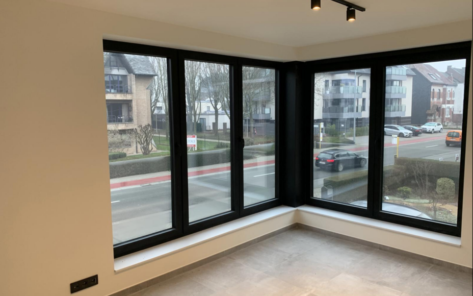 Leemans Immobiliën biedt u dit prachtig nieuwbouwappartement aan in het hartje van het bruisende Ninove.
Wonen in Ninove heeft heel wat voordelen;
De stad bevindt zich op een boogscheut van Brussel, Aalst en Gent en heeft een zeer uitgebreid openbaar ver