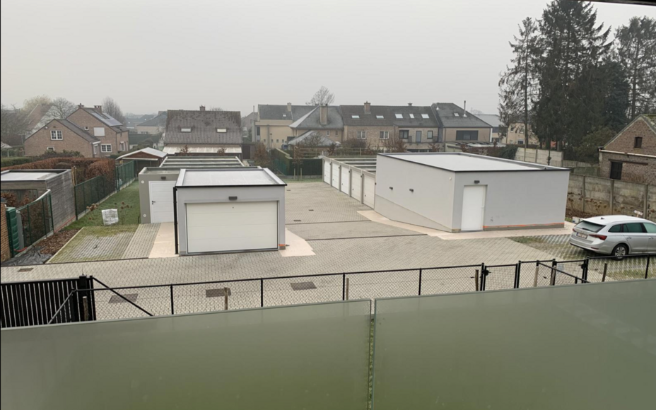 Leemans Immobiliën biedt u dit prachtig nieuwbouwappartement aan in het hartje van het bruisende Ninove.
Wonen in Ninove heeft heel wat voordelen;
De stad bevindt zich op een boogscheut van Brussel, Aalst en Gent en heeft een zeer uitgebreid openbaar ver