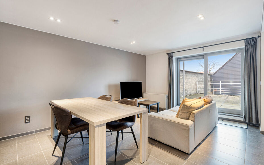 Instapklaar appartement met terras en garage in het centrum van Ninove
Bent u op zoek naar een volledig instapklaar appartement op een toplocatie in Ninove? Dan is dit aanbod van Leemans Immobiliën zeker het ontdekken waard.
Dit verzorgd appartement is g