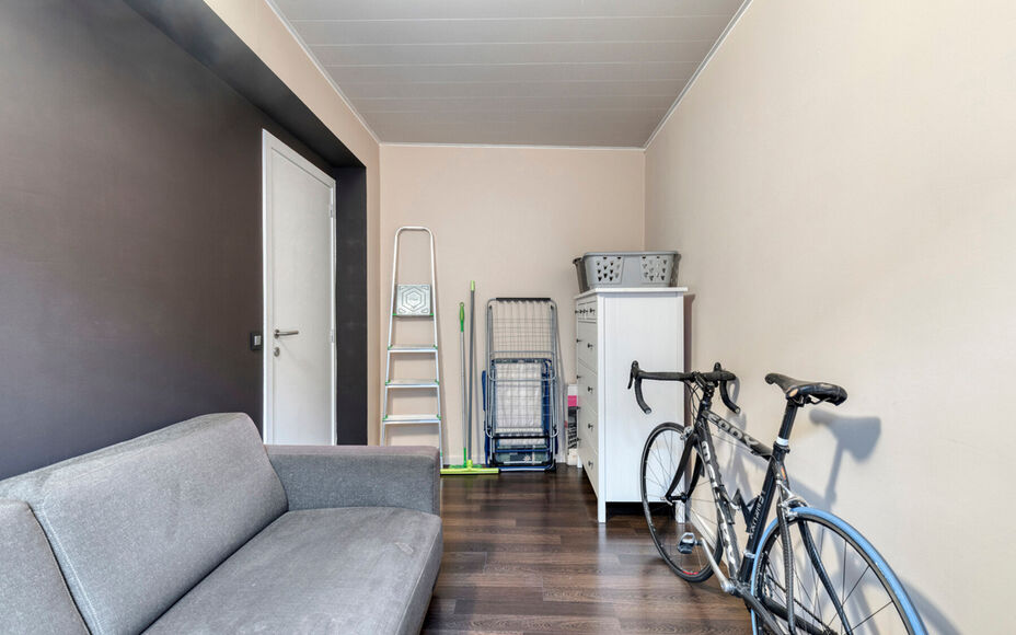 Instapklaar appartement met terras en garage in het centrum van Ninove
Bent u op zoek naar een volledig instapklaar appartement op een toplocatie in Ninove? Dan is dit aanbod van Leemans Immobiliën zeker het ontdekken waard.
Dit verzorgd appartement is g