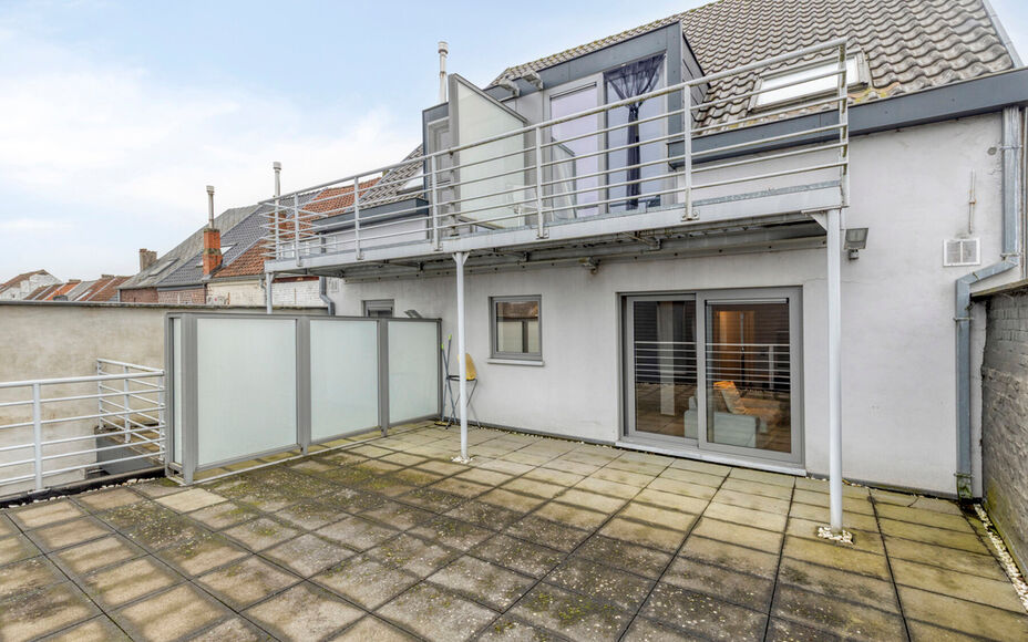 Instapklaar appartement met terras en garage in het centrum van Ninove
Bent u op zoek naar een volledig instapklaar appartement op een toplocatie in Ninove? Dan is dit aanbod van Leemans Immobiliën zeker het ontdekken waard.
Dit verzorgd appartement is g