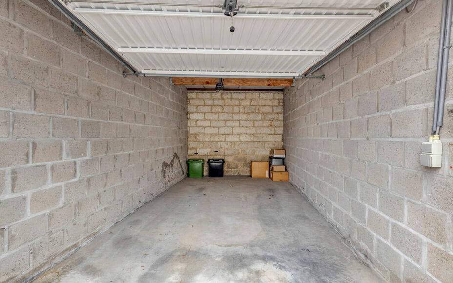 Instapklaar appartement met terras en garage in het centrum van Ninove
Bent u op zoek naar een volledig instapklaar appartement op een toplocatie in Ninove? Dan is dit aanbod van Leemans Immobiliën zeker het ontdekken waard.
Dit verzorgd appartement is g