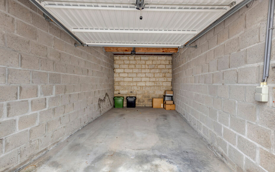 Instapklaar appartement met terras en garage in het centrum van Ninove
Bent u op zoek naar een volledig instapklaar appartement op een toplocatie in Ninove? Dan is dit aanbod van Leemans Immobiliën zeker het ontdekken waard.
Dit verzorgd appartement is g