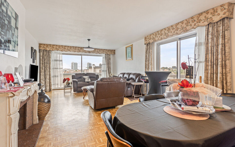 Leemans Immobiliën biedt u dit appartement in centrum Sint-Agatha-Berchem. Het appartement bevindt zich op het 7e verdiep en biedt een prachtig zicht op Brussel. Het gebouw is voorzien van een lift. Door zijn centrale ligging zijn invalswegen, winkels ,o