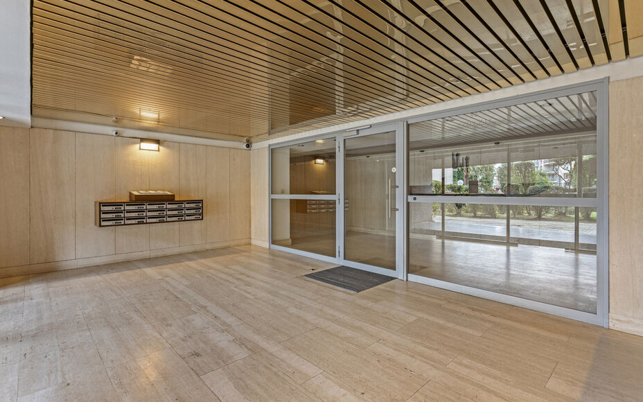 Leemans Immobiliën biedt u dit appartement in centrum Sint-Agatha-Berchem. Het appartement bevindt zich op het 7e verdiep en biedt een prachtig zicht op Brussel. Het gebouw is voorzien van een lift. Door zijn centrale ligging zijn invalswegen, winkels ,o