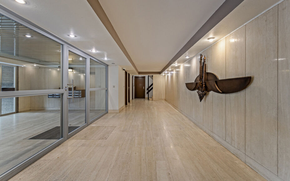 Leemans Immobiliën biedt u dit appartement in centrum Sint-Agatha-Berchem. Het appartement bevindt zich op het 7e verdiep en biedt een prachtig zicht op Brussel. Het gebouw is voorzien van een lift. Door zijn centrale ligging zijn invalswegen, winkels ,o