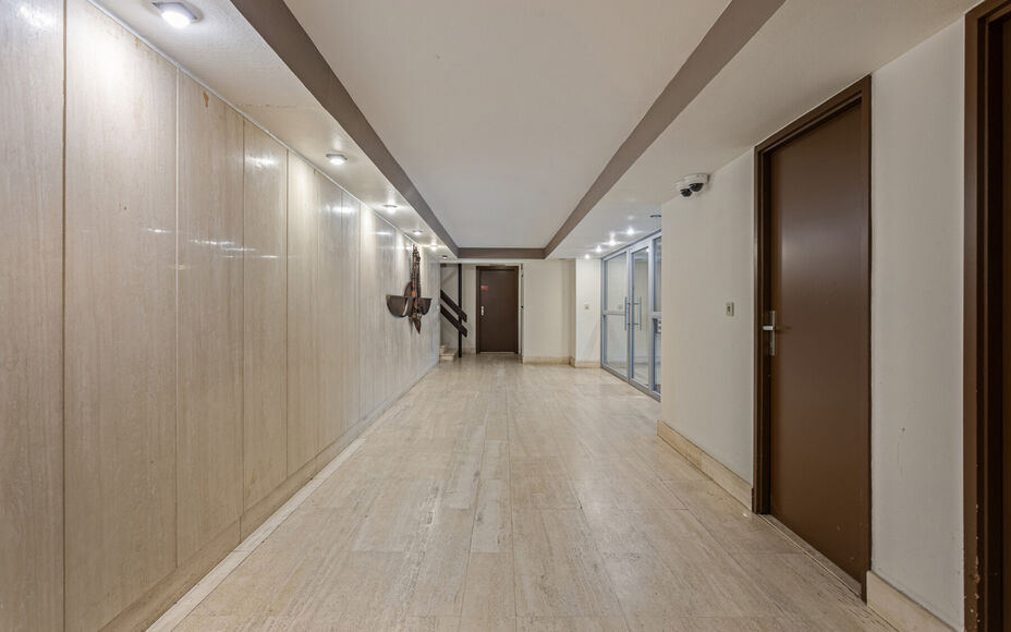 Leemans Immobiliën biedt u dit appartement in centrum Sint-Agatha-Berchem. Het appartement bevindt zich op het 7e verdiep en biedt een prachtig zicht op Brussel. Het gebouw is voorzien van een lift. Door zijn centrale ligging zijn invalswegen, winkels ,o