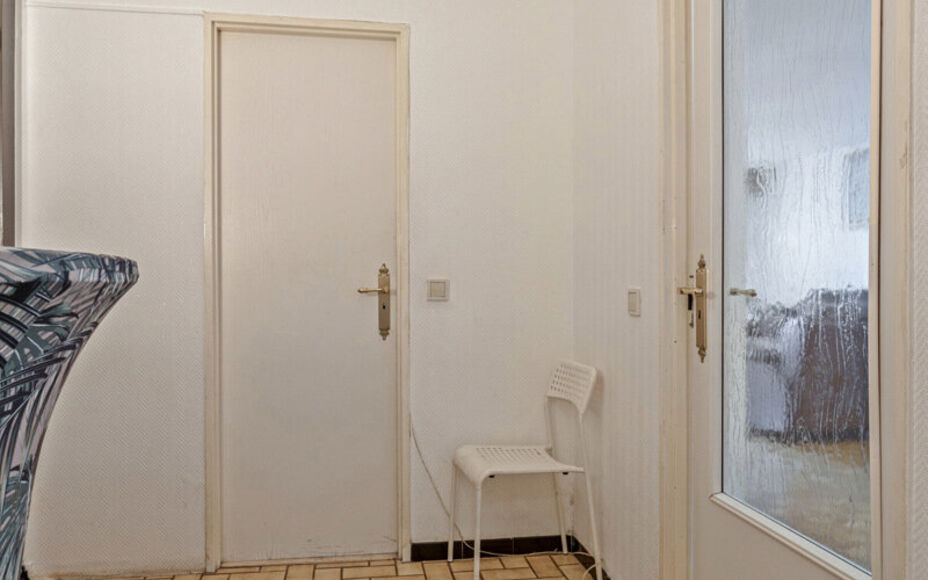Leemans Immobiliën biedt u dit appartement in centrum Sint-Agatha-Berchem. Het appartement bevindt zich op het 7e verdiep en biedt een prachtig zicht op Brussel. Het gebouw is voorzien van een lift. Door zijn centrale ligging zijn invalswegen, winkels ,o