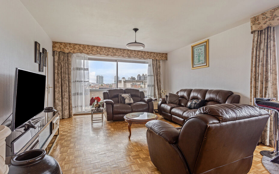 Leemans Immobiliën biedt u dit appartement in centrum Sint-Agatha-Berchem. Het appartement bevindt zich op het 7e verdiep en biedt een prachtig zicht op Brussel. Het gebouw is voorzien van een lift. Door zijn centrale ligging zijn invalswegen, winkels ,o