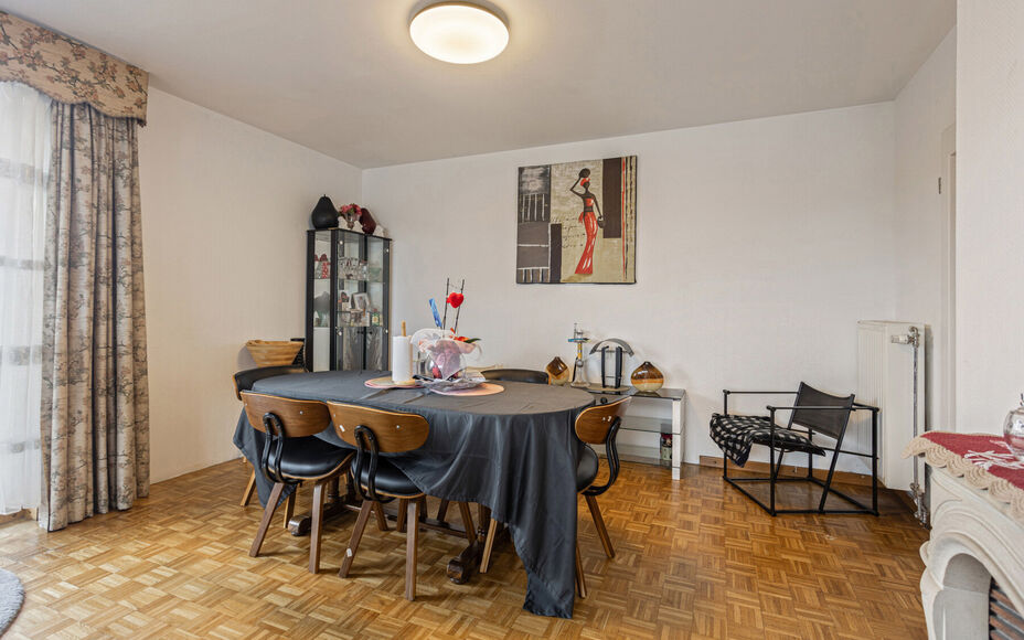 Leemans Immobiliën biedt u dit appartement in centrum Sint-Agatha-Berchem. Het appartement bevindt zich op het 7e verdiep en biedt een prachtig zicht op Brussel. Het gebouw is voorzien van een lift. Door zijn centrale ligging zijn invalswegen, winkels ,o