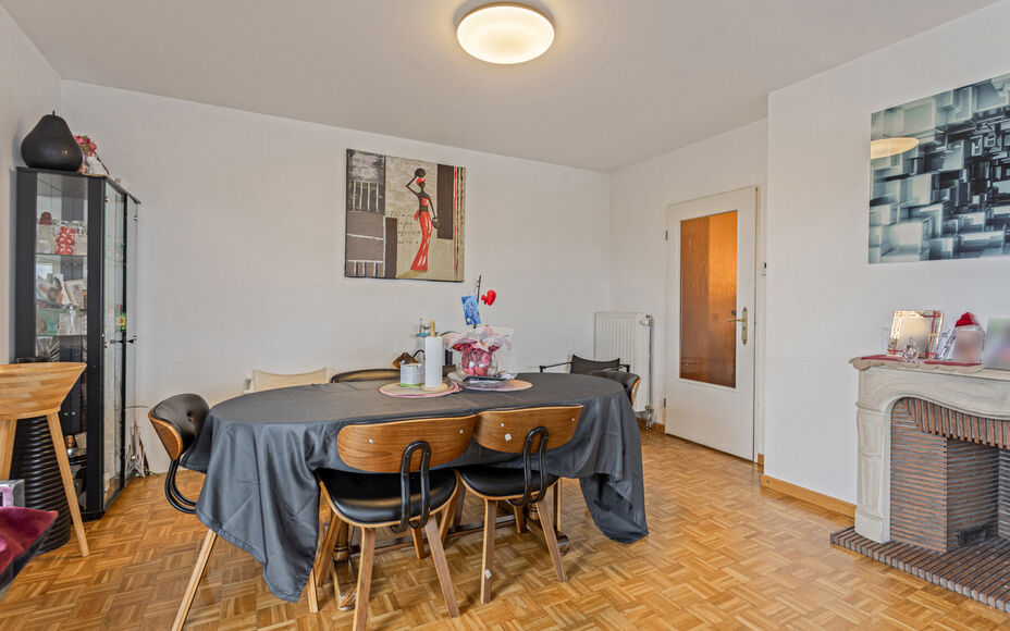 Leemans Immobiliën biedt u dit appartement in centrum Sint-Agatha-Berchem. Het appartement bevindt zich op het 7e verdiep en biedt een prachtig zicht op Brussel. Het gebouw is voorzien van een lift. Door zijn centrale ligging zijn invalswegen, winkels ,o
