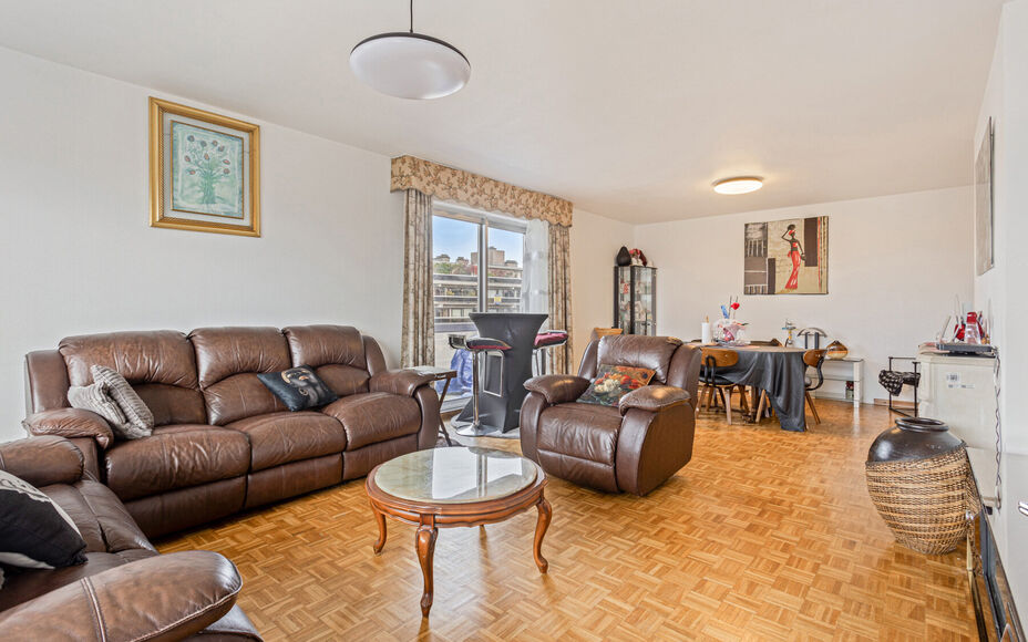 Leemans Immobiliën biedt u dit appartement in centrum Sint-Agatha-Berchem. Het appartement bevindt zich op het 7e verdiep en biedt een prachtig zicht op Brussel. Het gebouw is voorzien van een lift. Door zijn centrale ligging zijn invalswegen, winkels ,o