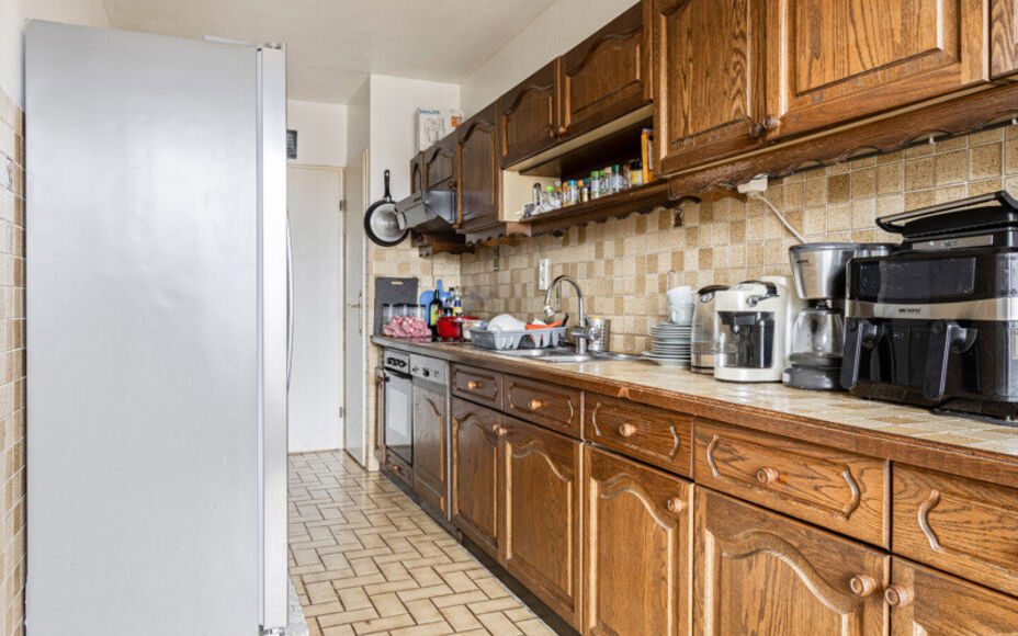 Leemans Immobiliën biedt u dit appartement in centrum Sint-Agatha-Berchem. Het appartement bevindt zich op het 7e verdiep en biedt een prachtig zicht op Brussel. Het gebouw is voorzien van een lift. Door zijn centrale ligging zijn invalswegen, winkels ,o