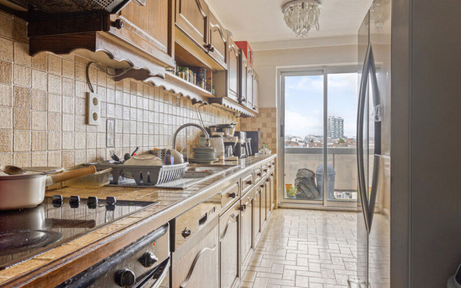 Leemans Immobiliën biedt u dit appartement in centrum Sint-Agatha-Berchem. Het appartement bevindt zich op het 7e verdiep en biedt een prachtig zicht op Brussel. Het gebouw is voorzien van een lift. Door zijn centrale ligging zijn invalswegen, winkels ,o
