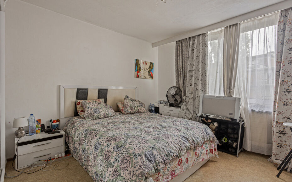 Leemans Immobiliën biedt u dit appartement in centrum Sint-Agatha-Berchem. Het appartement bevindt zich op het 7e verdiep en biedt een prachtig zicht op Brussel. Het gebouw is voorzien van een lift. Door zijn centrale ligging zijn invalswegen, winkels ,o