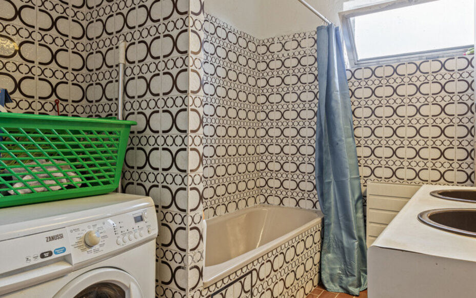 Leemans Immobiliën biedt u dit appartement in centrum Sint-Agatha-Berchem. Het appartement bevindt zich op het 7e verdiep en biedt een prachtig zicht op Brussel. Het gebouw is voorzien van een lift. Door zijn centrale ligging zijn invalswegen, winkels ,o