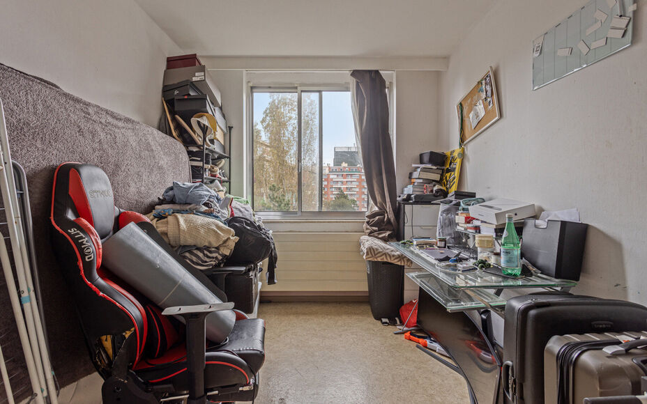 Leemans Immobiliën biedt u dit appartement in centrum Sint-Agatha-Berchem. Het appartement bevindt zich op het 7e verdiep en biedt een prachtig zicht op Brussel. Het gebouw is voorzien van een lift. Door zijn centrale ligging zijn invalswegen, winkels ,o